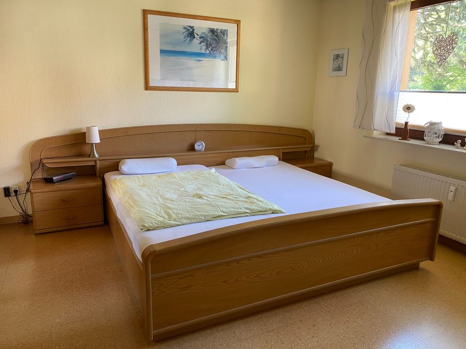 Schlafzimmer (Doppelbett, Nachttische, Schrank) in Eiche massiv in Lippoldsberg