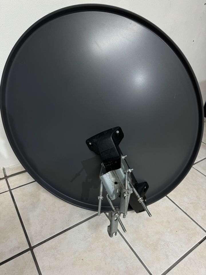 Satellitenschüssel Schwaiger mit Quad LNB und Dachsparrenhalter in Marl