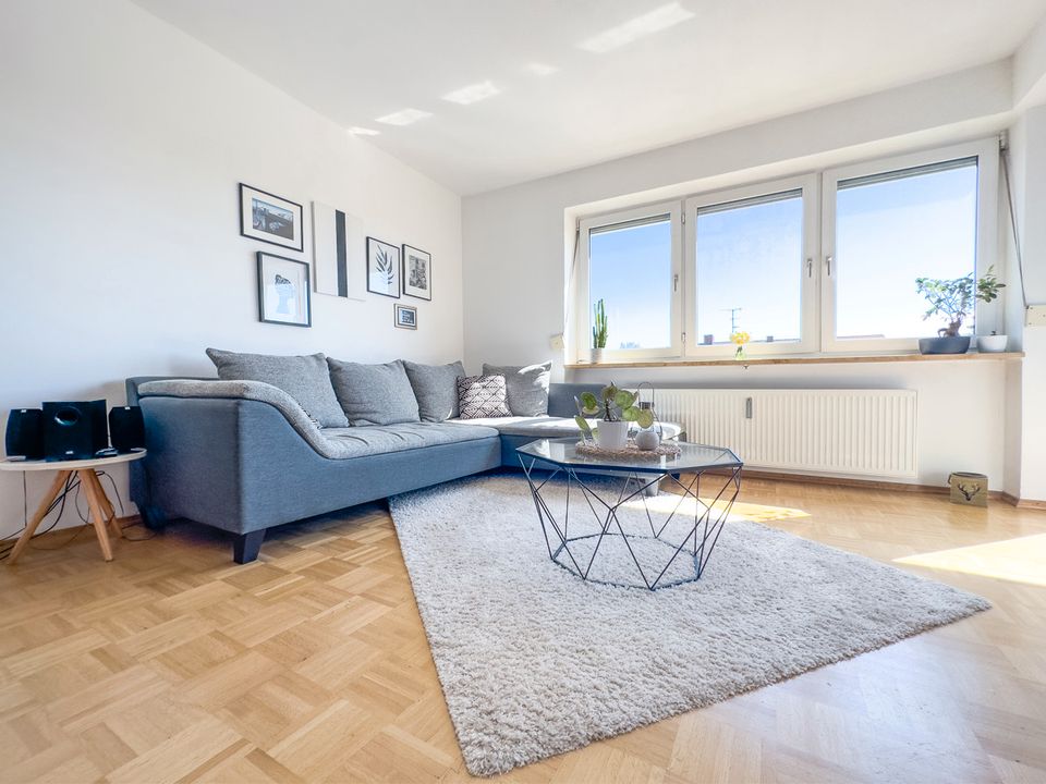 Dachgeschosswohnung mit Südbalkon und hochwertiger Einbauküche. in München