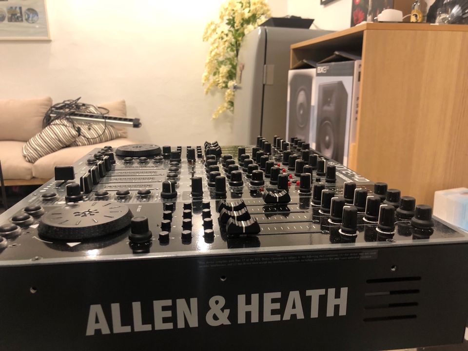 Allen & Heath Xone 4D inkl. Decksaver & Flightcase in Fröndenberg (Ruhr)