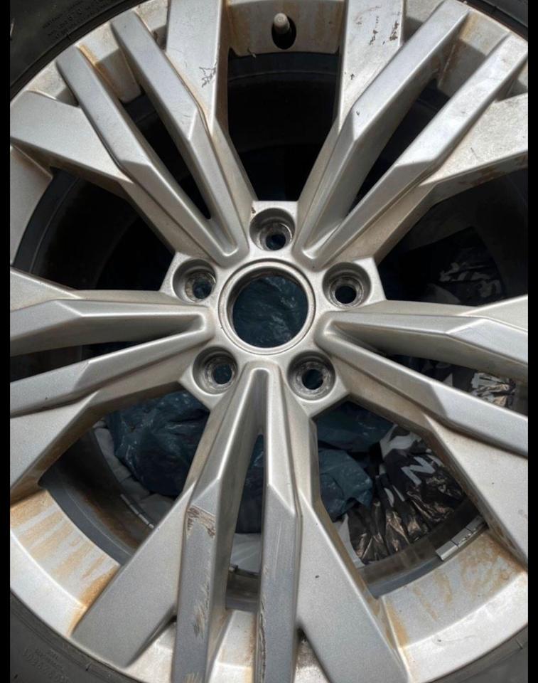 ORIGINAL VW Felge mit Winterreifen und original Nabendeckel in Dinslaken