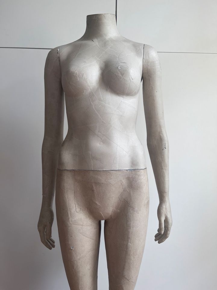 Schaufensterpuppe / Mannequin weiblich mit Sockel in Berlin
