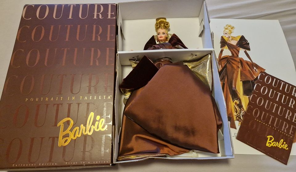 Portrait in Taffeta Barbie 1996 - Couture Collection - NRFB in Dorsten