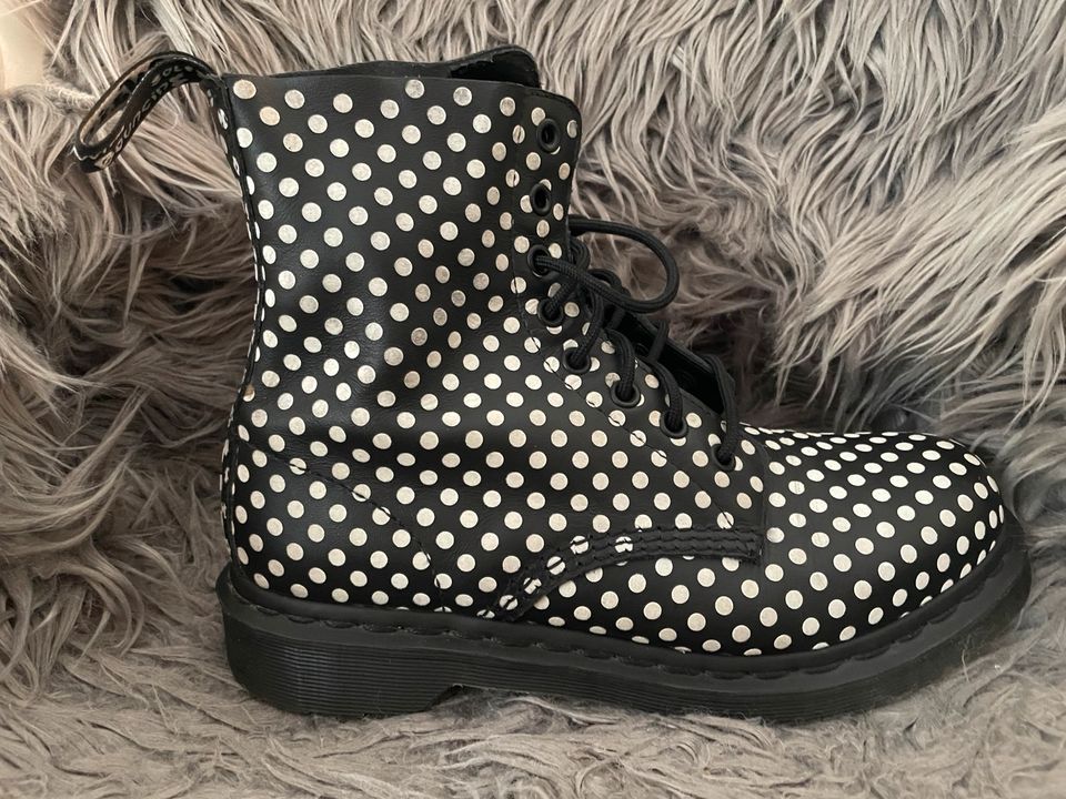 Dr. Martens Pascal schwarz weiß Punkte Gr.39 in Dresden