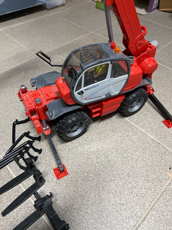 Bruder Manitou MRT 2150+ mit Zubehör in Mönchengladbach