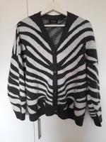Strickjacke von Gina Gr. 46/48, grau / weiß Dithmarschen - Heide Vorschau