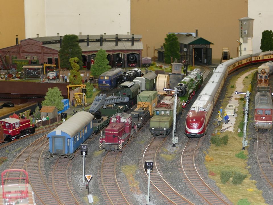 Diverse Lokomotiven, Waggons, Gebäude, Zubehör, etc. SPUR in Schlüchtern