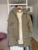 Embassy of Bricks Parka Khaki Pistazie Jacke Puffer Pale Olive München - Sendling Vorschau