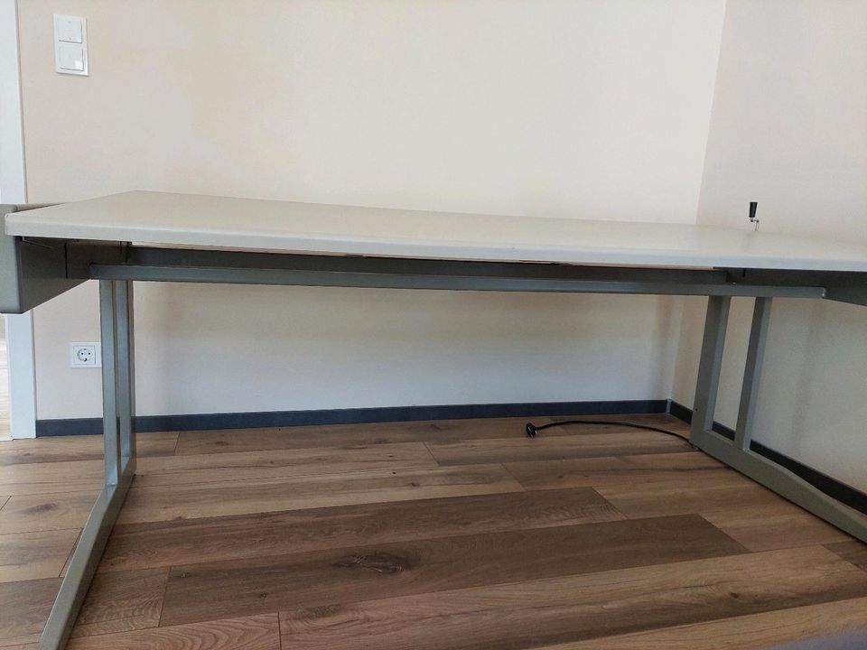 Schreibtisch mit verstellbarer Platte und Steckdose in Mayschoß