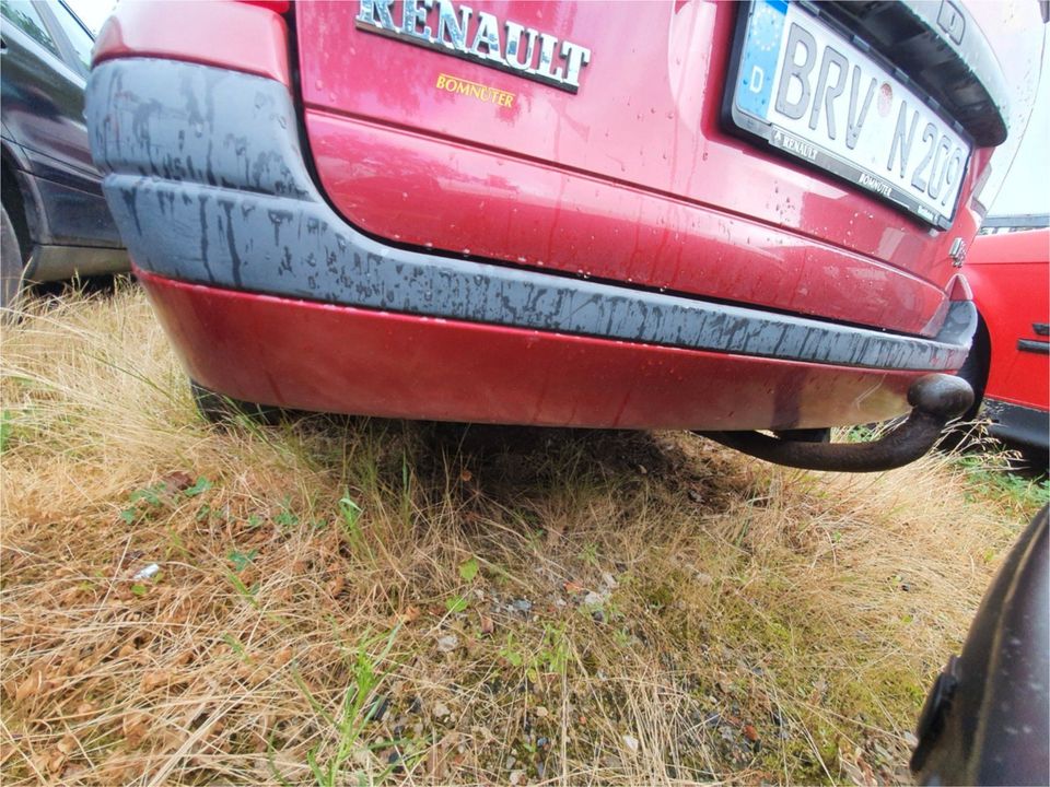 Renault Megan 1 KA Stoßstange hinten Rot Bj.99 Kombi in Bremervörde