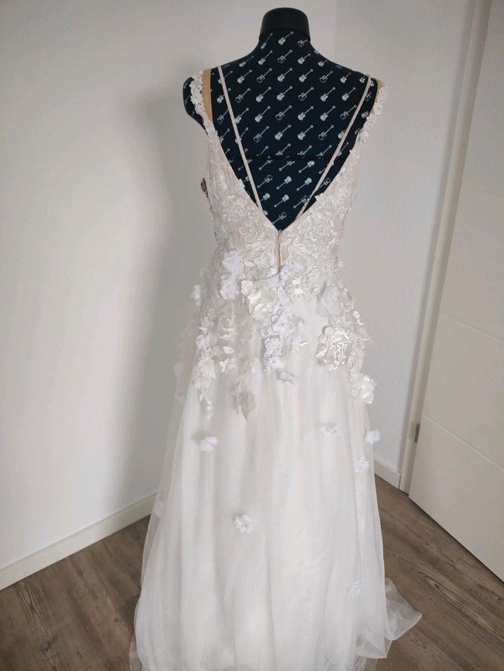 Brautkleid lang mit 3D Spitze Blüten in Sigmaringen