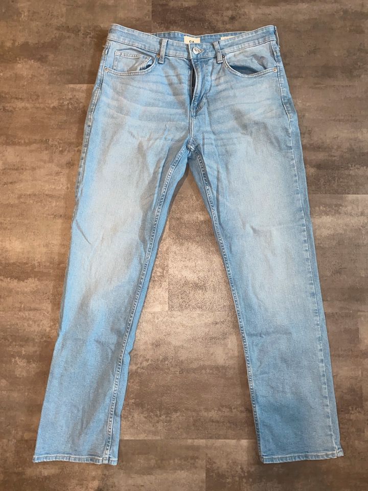 Jeans denim 33/32 hellblau Straight neuwertig in Oberhausen