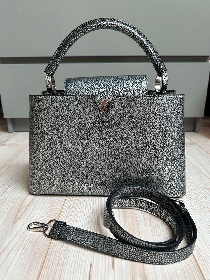 Original LV Louis Vuitton Tasche Capucines PM Silber metallic in Münster