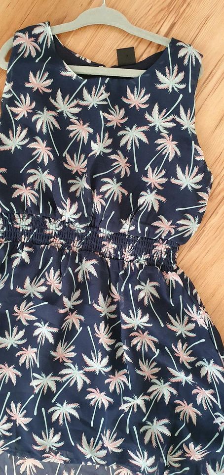 Süßes Mädchen Kleid Palmen blau Gr. 128 Unterrock TOP in Wedel