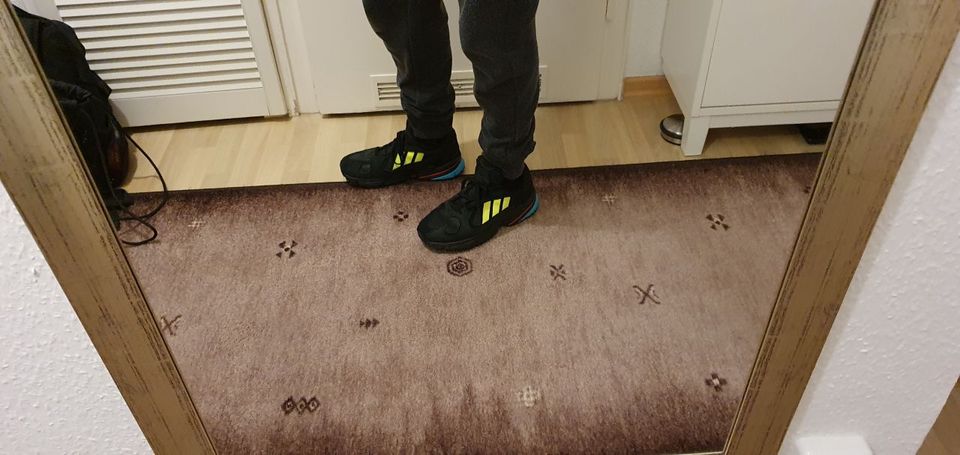 Adidas Sneaker Schwarz mit gelben streifen Größe 42 in Berlin
