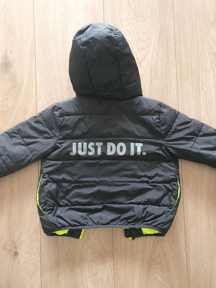 Nike Winterjacke Größe M in Frankfurt am Main