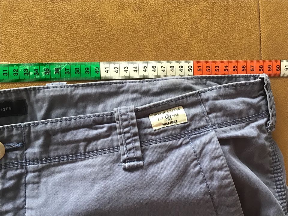 Hilfiger Herrenshort Jeansgröße 44 Relaxed Fit in Bünde