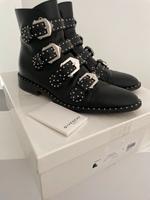 GIVENCHY Boots Stiefeletten Studded schwarz Gr. 41 München - Sendling Vorschau