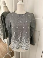 Zara Bluse Stickerei Spitze grau weiß Dresden - Strehlen Vorschau
