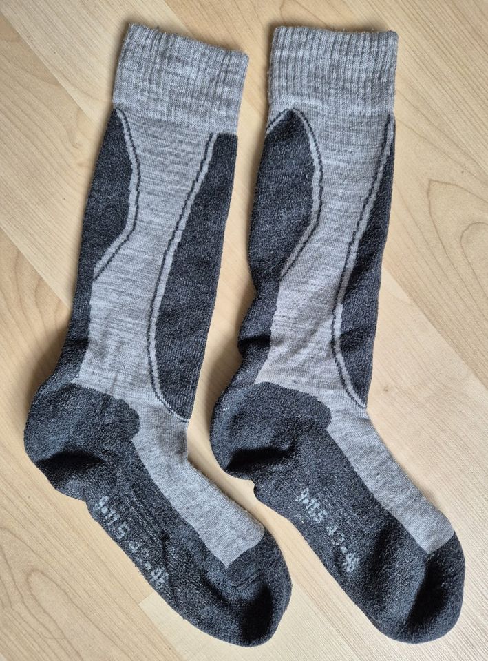 Skisocken / Wandersocken - grau - warm - Gr. 43-46 in Niedernhall