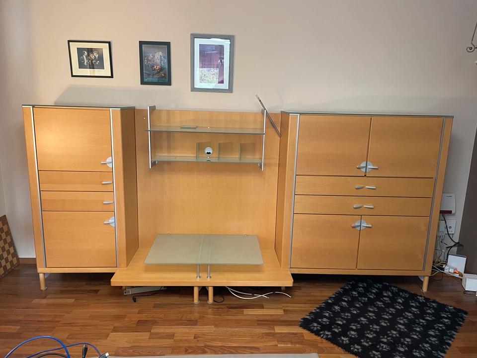 Wohnzimmerschrank mit Beleuchtung und Fernsehplatte in Goldenstedt