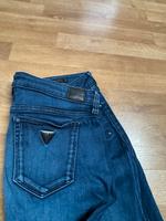 Guess Jeans Gr 28 neuwertig mit Glitzersteinchen Dresden - Briesnitz Vorschau