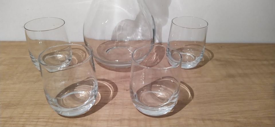 Karaffe mit vier Gläsern in München