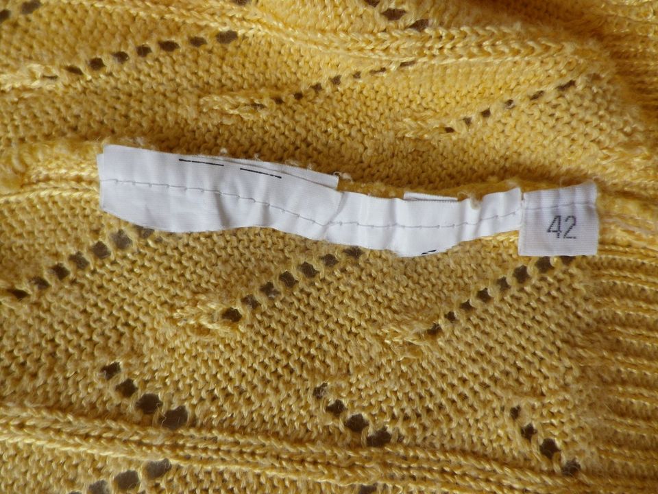 Marken-Pullover gelb Größe 42 mit Loch-Muster in Netphen