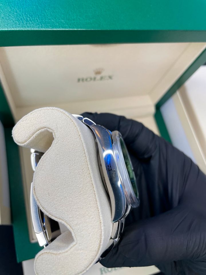 Rolex Milgauss FULL SET/VERKLEBT/2021/UNGETRAGEN in Hannover