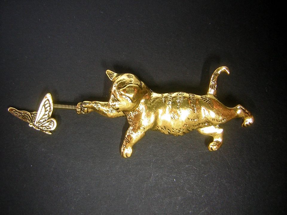 Katzenbrosche Brosche Katze gold mit Schmetterling 7 cm in Fischbach
