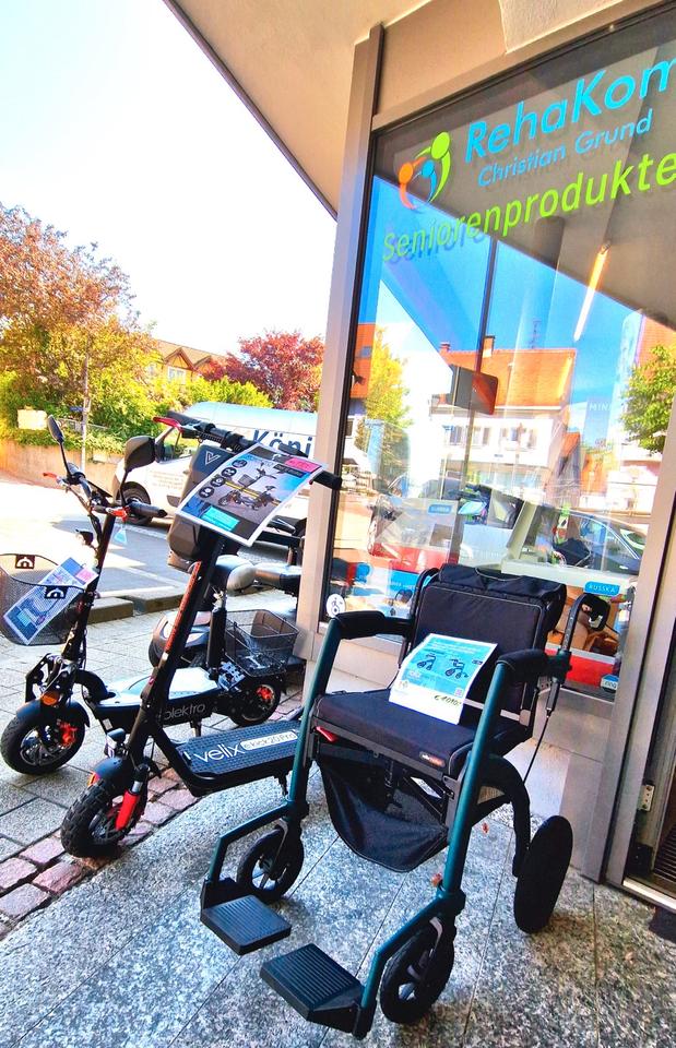 Neuer Leichter Rollstuhl Transportrollstuhl Reiserollstuhl in Stockach