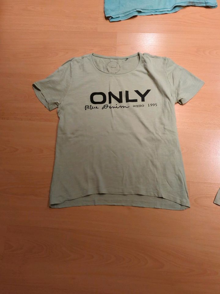 Schönes neuwertiges t Shirt von Only Größe xs für 5 Euro in Harsewinkel