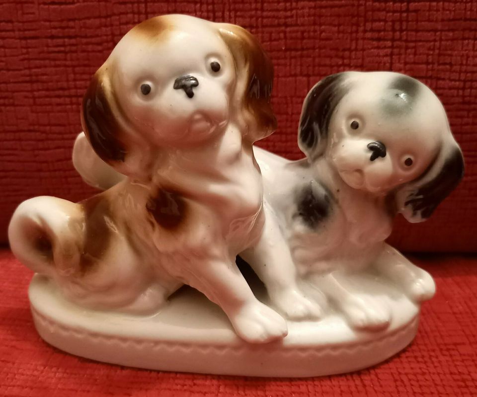 alte prächtige Porzellan Figur Hunde / Pekinesen auf Sockel Top in Eystrup