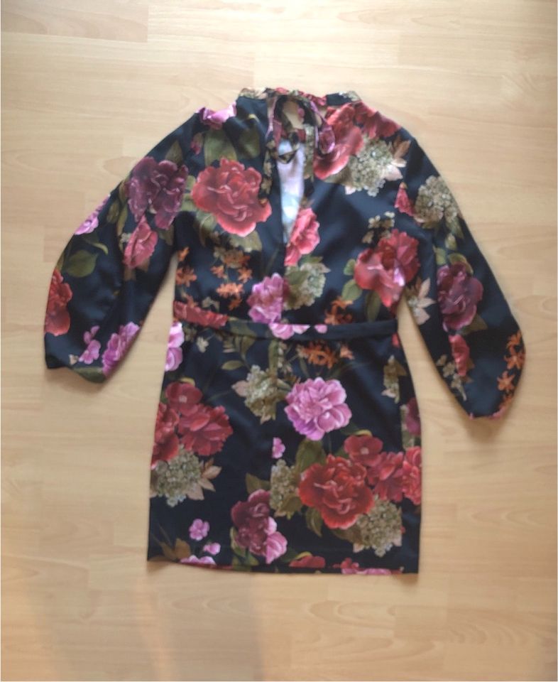 Zara Woman, S, Kleid, Ballonärmel, toller Rücken, schwarz-Blumen in Birkenheide