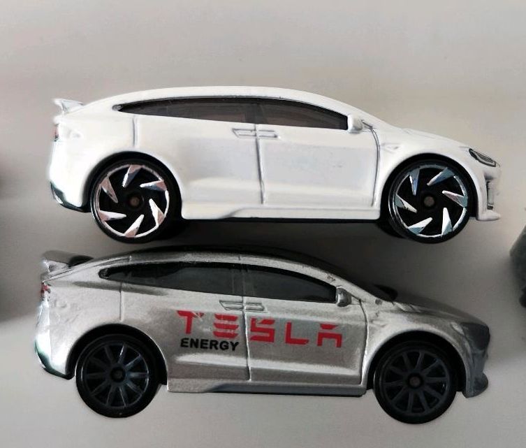 Hot Wheels Tesla Model s x Roadster Cybertruck in Kassel