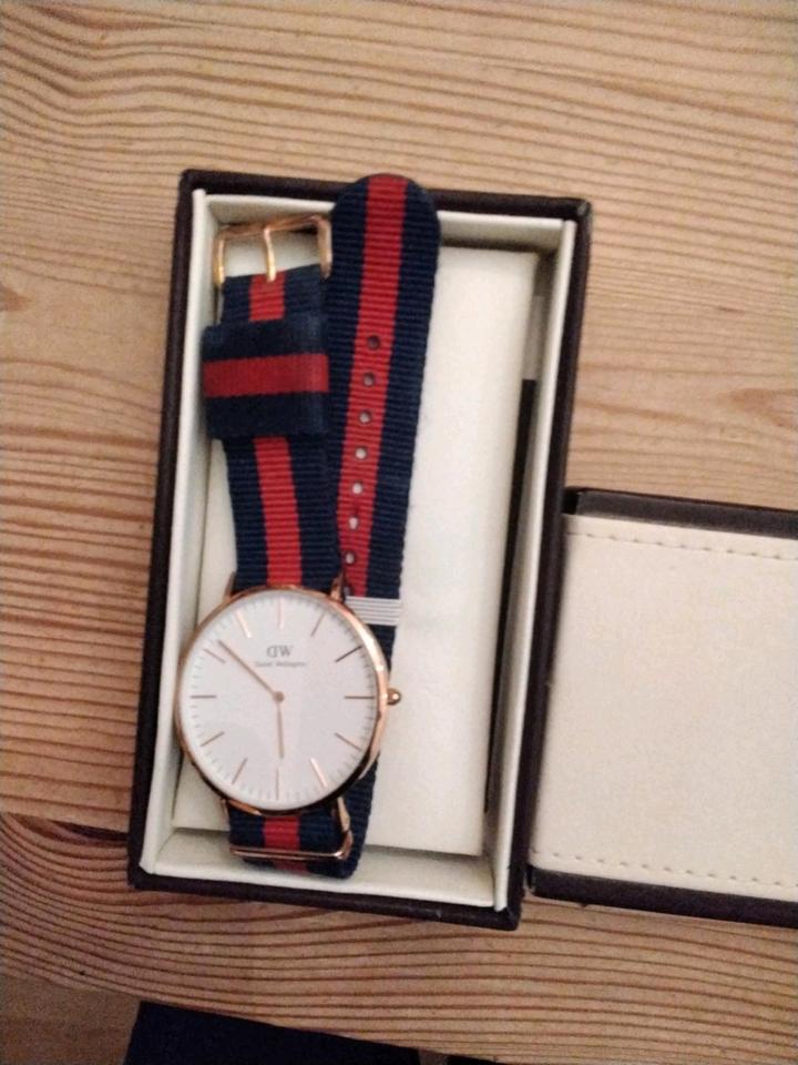 Daniel Wellington Uhr, 40mm, Goldfarben, neue Batterie in Glückstadt