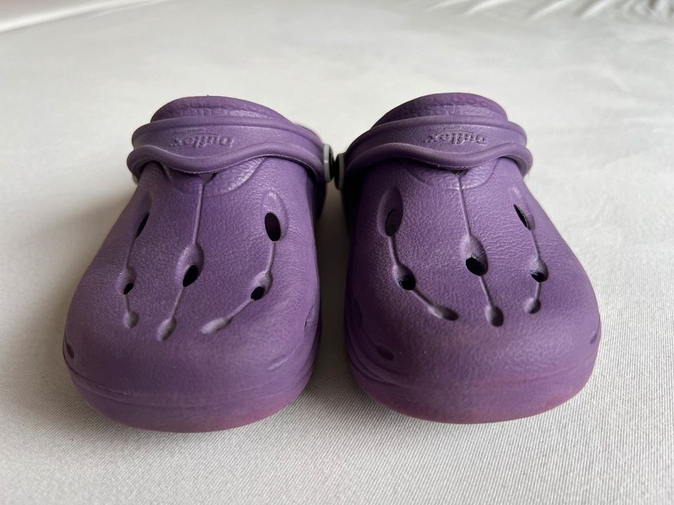 Crocs Badeschuhe Mädchen lila 27 in Hasselroth