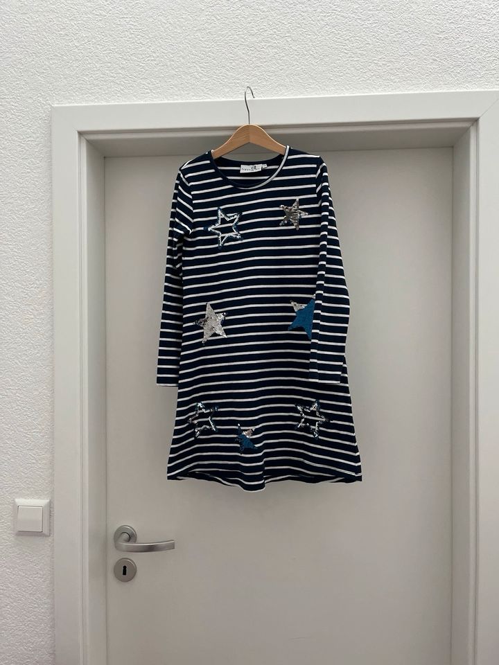 Happy Girls Sternen Kleid Wendepailletten Größe 134 neu in Sinzheim