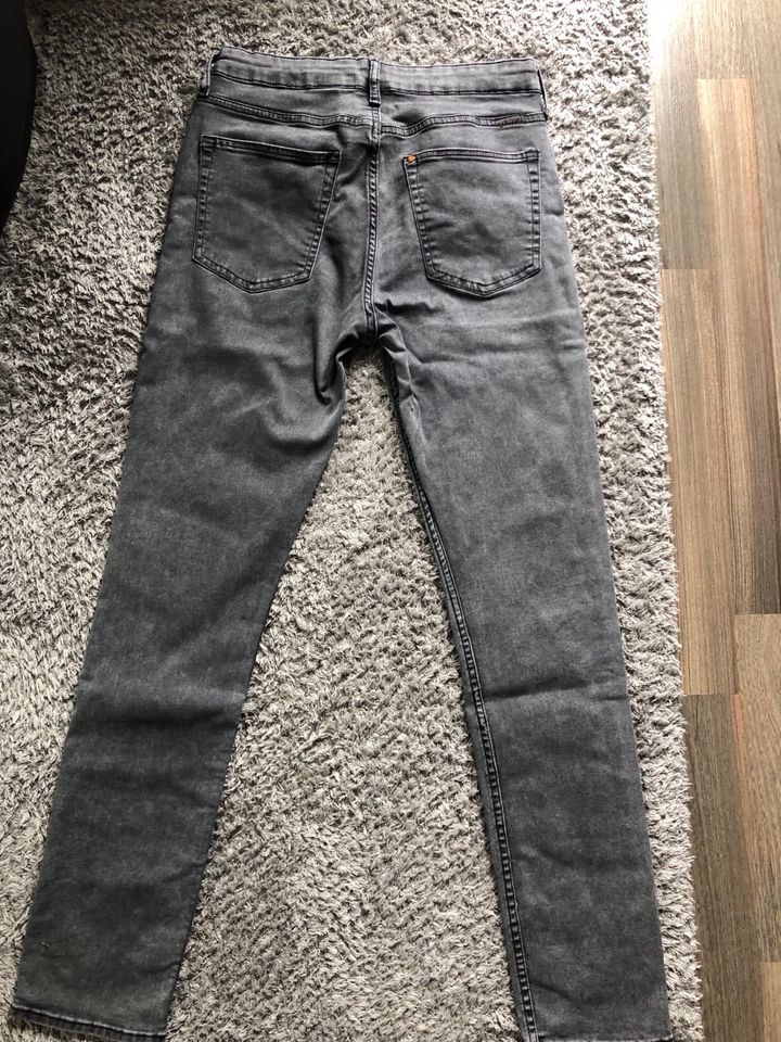 Jeans grau Gr. 170 H&M Jungen in Waldsieversdorf