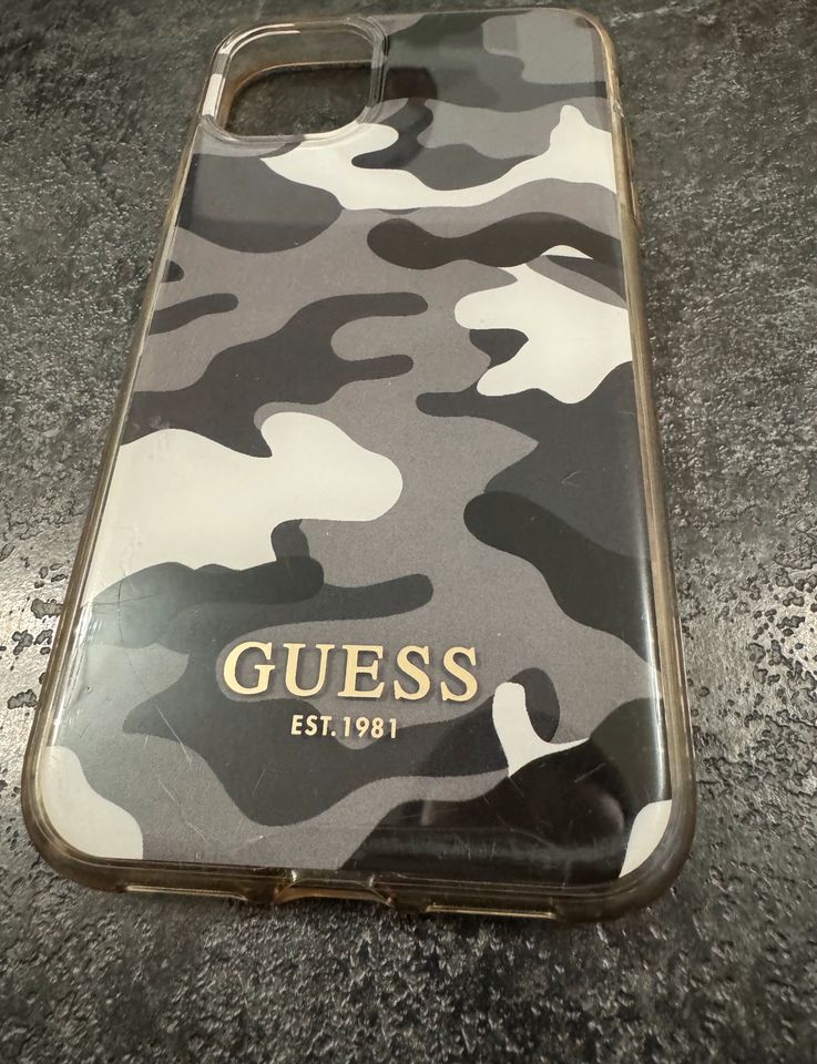 iPhone 11 Guess Schutzhülle Original Camouflage Hülle Silikon in Schwabmünchen