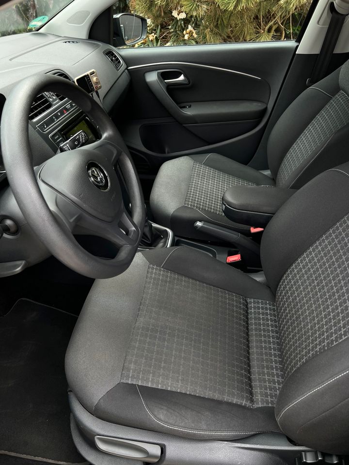 VW Polo 5 Comfort Line Facelift von 2014 Deep Black Perleffekt in Bottrop