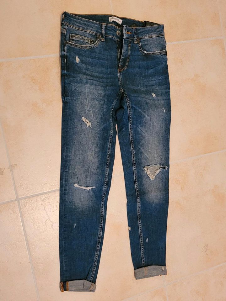 Neu ungetragen Zara Jeans Gr. 36 blau in Nauheim