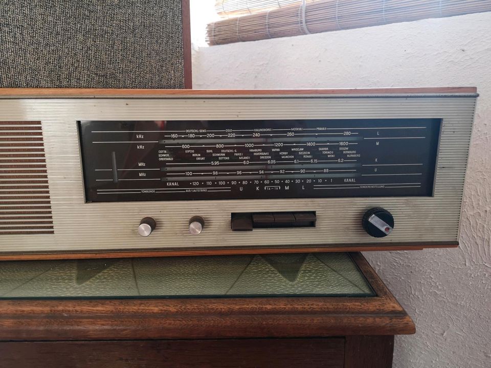 Nostalgisches DDR Radio mit Lautsprecher in Halle