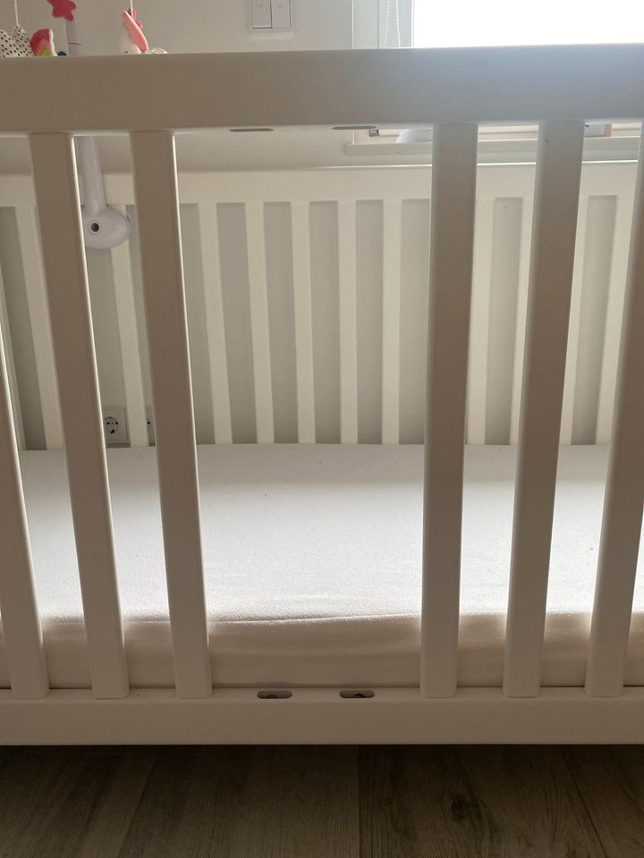 Babybett weiß mit Holz in Köln