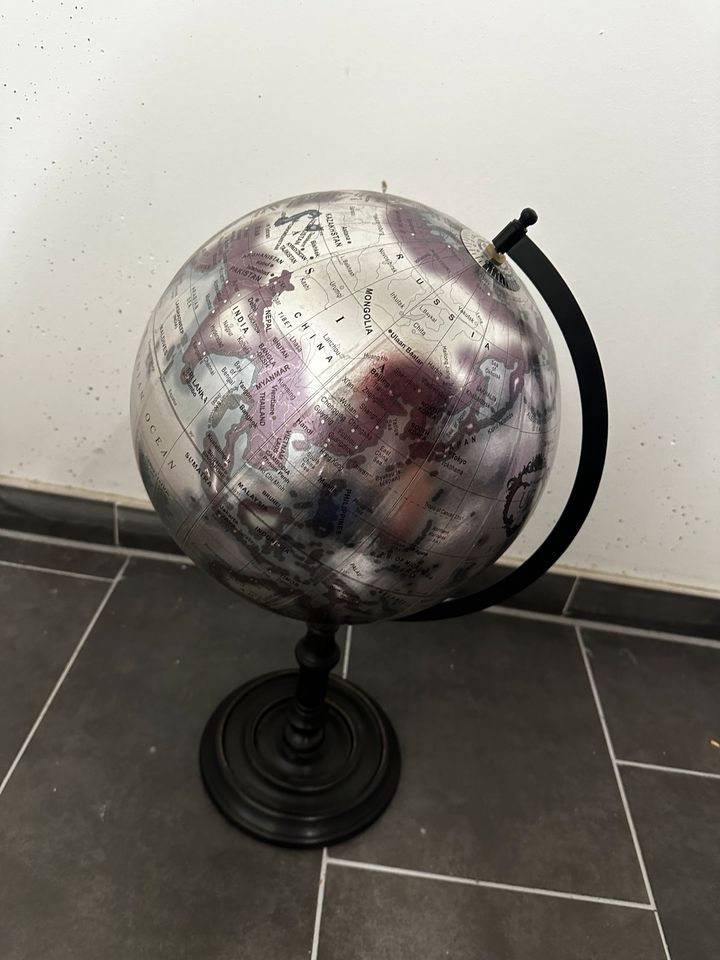 Schwarz silberner Globus in Bühl