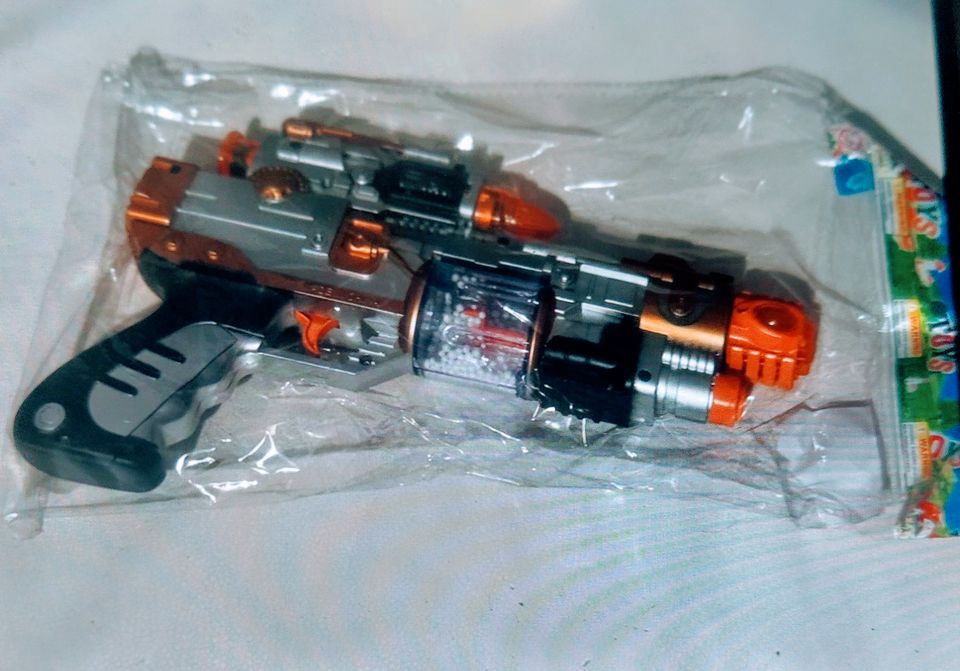 Pistole mit LED Licht und Sound + Spielzeug Gewehr mp7a1 in Delmenhorst