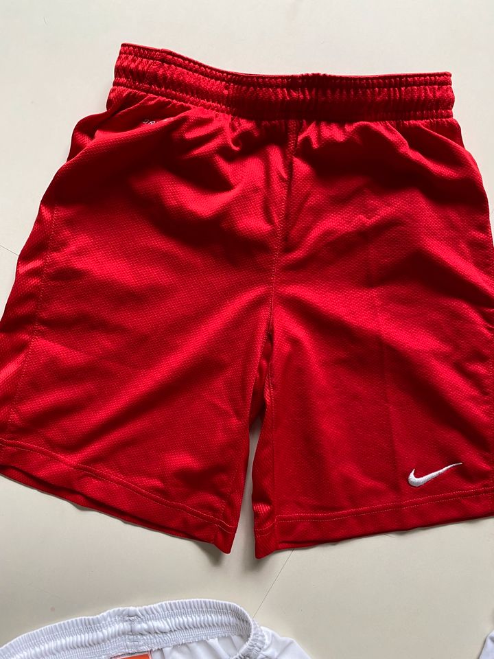 Sport Hosen Nike Puma  8-10 Jahre 128 140 FCP Trikot in Neustadt am Rübenberge