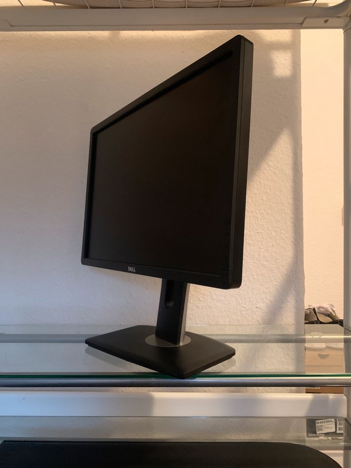Dell Monitor mir VGA DisplayPort (HDMI nur über Adapter in Wiesbaden