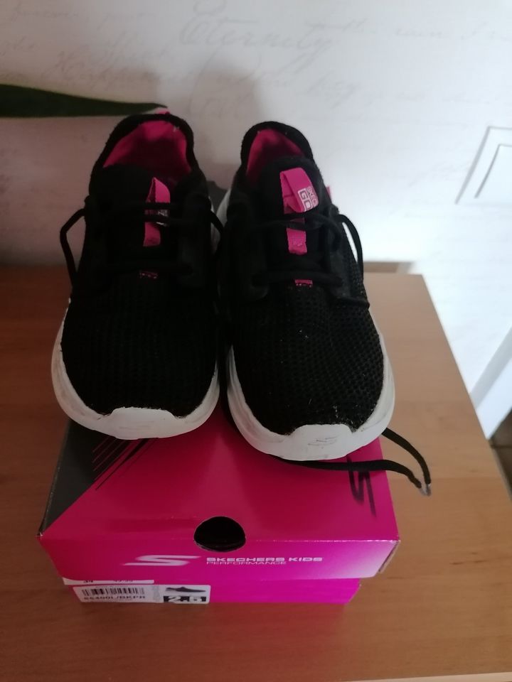 Skechers: Schwarz pinke Sneakers gr. 34 in Ehlscheid