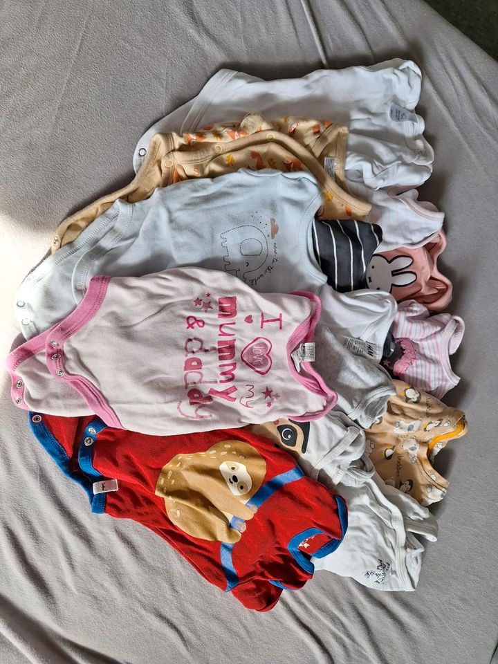 An die 80 teile Baby Kleidungspacket in Einbeck